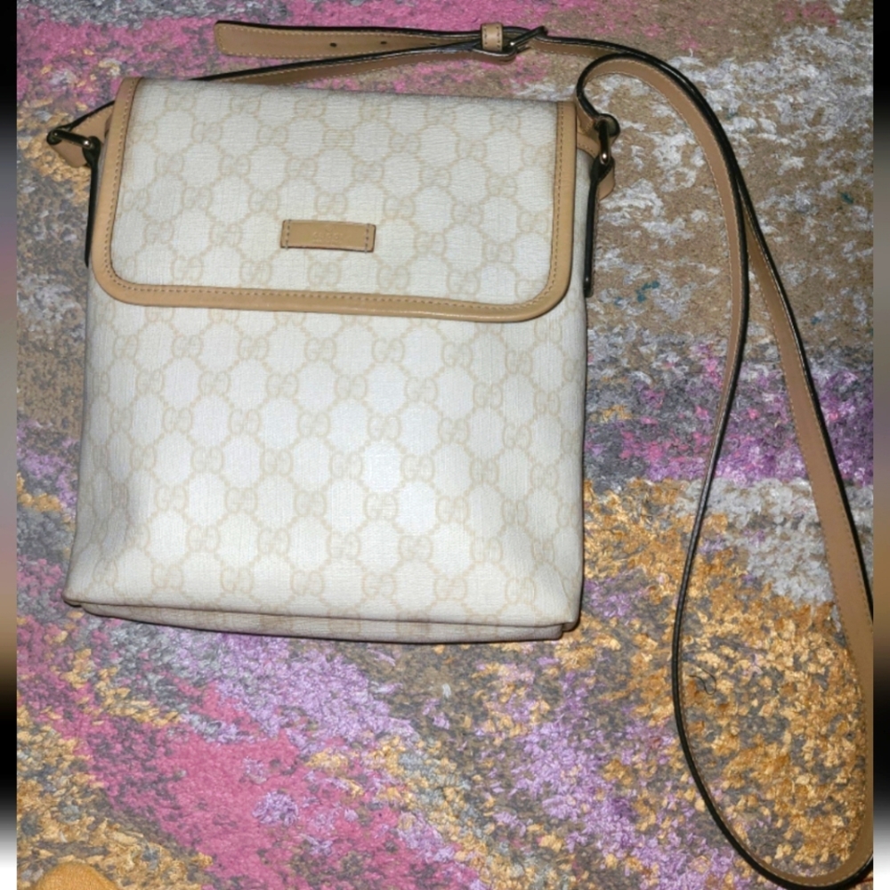 Authentic Gucci messenger crossbody handbag
